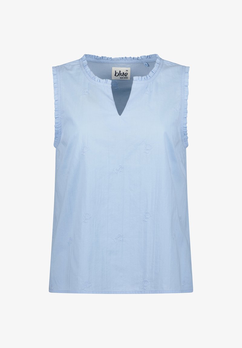 Mouwloze lichtblauwe blouse met kleine geborduurde rozen, geplooide randen bij de halslijn en armsgaten, en een V-vormige inkeping bij de kraag.