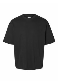 Černé tričko s krátkým rukávem vyrobené z měkké bavlny. Má klasický kulatý výstřih a volný, boxovitý střih bez vzorů či zdobení.