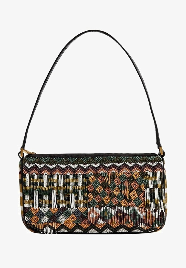 Prostokątna torebka beaded z czarnym paskiem, z geometrycznymi wzorami w kolorze zielonym, brązowym, białym i czarnym.