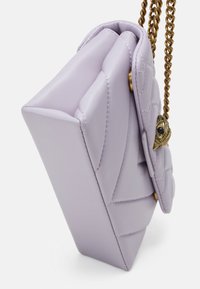 Levandulová kožená kabelka s prošívaným designem, vybavená zlatým řetízkovým popruhem a dekorativním hardwarovým akcentem, který připomíná oko.
