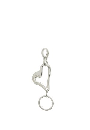 Portachiavi moschettone a forma di cuore argentato con un anello portachiavi rotondo su sfondo bianco.