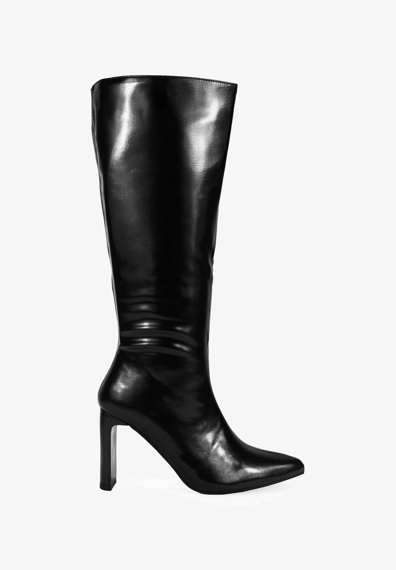 Bota negra hasta la rodilla hecha de cuero brillante, con punta afilada y tacón de aguja. Textura suave con diseño ajustado.