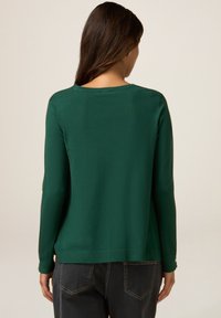 Oltre GIROCOLLO CON BOTTONI GIOIELLO - Strickpullover - verde