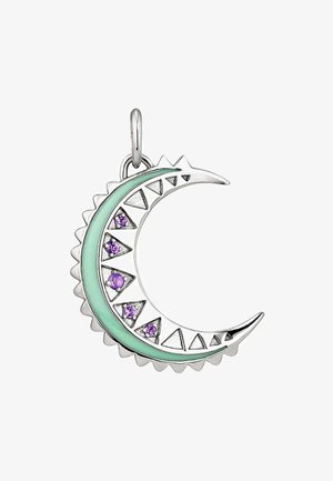 Colgante de luna creciente plateada con esmalte menta, adornado con piedras preciosas moradas y acentos triangulares a lo largo del borde, con un lazo para su sujeción.