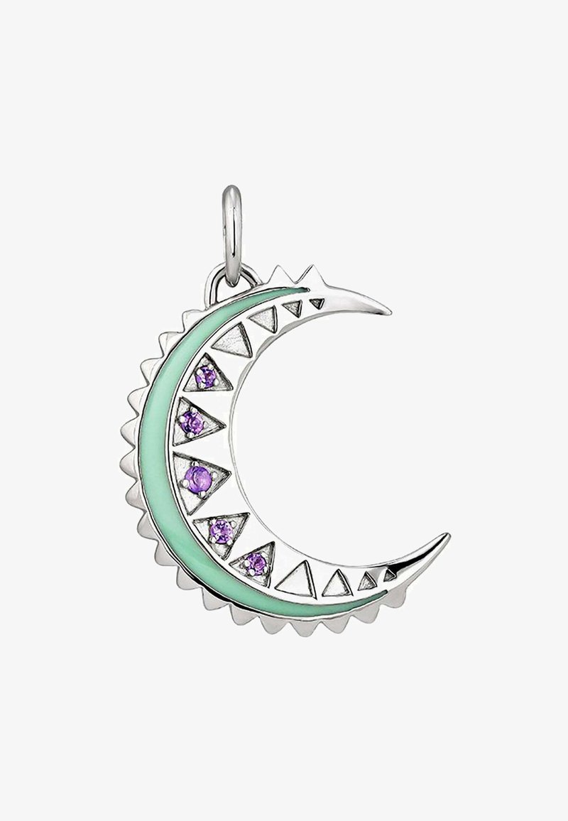 Colgante de luna creciente plateada con esmalte menta, adornado con piedras preciosas moradas y acentos triangulares a lo largo del borde, con un lazo para su sujeción.