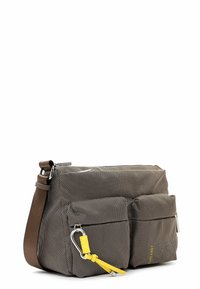 Borsa marrone con текстura, dotata di due tasche frontali, hardware argentato, una tracolla gialla e una tracolla regolabile marrone.