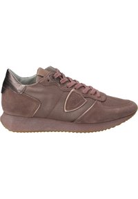 Zapatillas de ante y textil marrones con puntera redondeada, cordones rosas, acentos metálicos y una suela de goma texturizada. Parche de logo notable en el lateral.