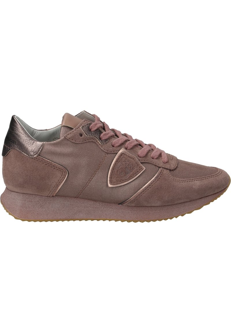 Zapatillas de ante y textil marrones con puntera redondeada, cordones rosas, acentos metálicos y una suela de goma texturizada. Parche de logo notable en el lateral.