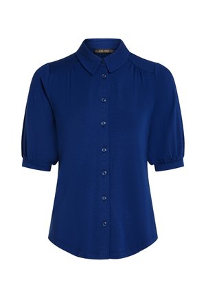 Niebieska bluzka z krótkim rękawem, zapinana na guziki, z bufkami na rękawach, szpiczastym kołnierzykiem i delikatnymi marszczeniami na szwach ramion.