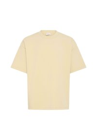 T-shirt à manches courtes de couleur jaune clair, fabriqué en coton doux. Doté d'un col rond et d'une coupe décontractée. Texture lisse, détails de couture minimaux.