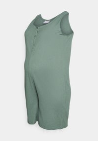 Grüner, ärmelloser Jumpsuit aus strukturiertem Stoff. Mit Rundhalsausschnitt und Knopfleiste auf der Vorderseite. Shorts-Design.