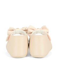 Bottines pour bébé en cuir rose pâle avec une finition lisse, ornées de grands nœuds en satin à l'arrière et d'un design à talon ouvert.