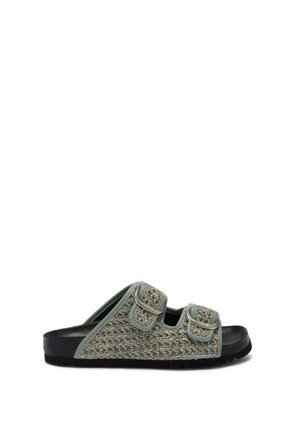 Enkelt grå-grøn tekstureret slip-sandal med to justerbare spænderemme og sort sål, vist på en hvid baggrund.