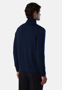 Pullover da uomo in maglia blu navy con colletto alto, polsini e orlo a costine. Il tessuto appare morbido, con una texture liscia e una leggera lucentezza.
