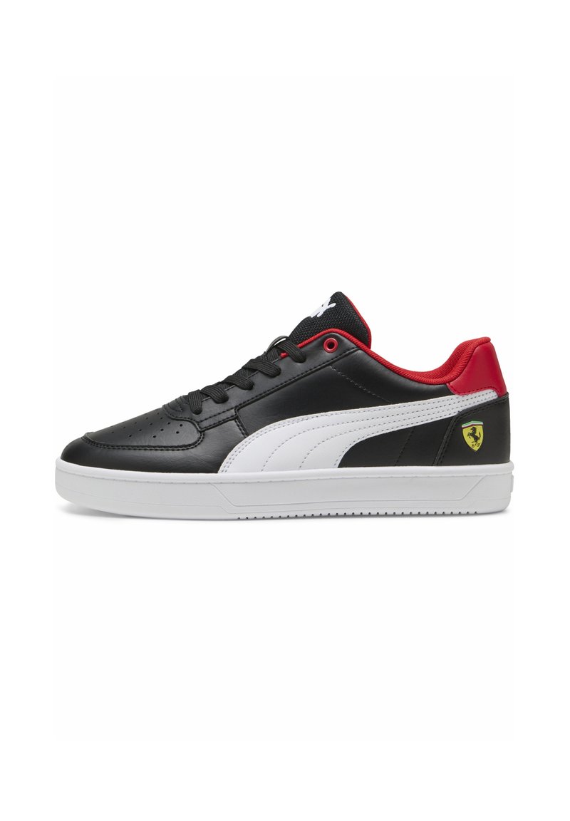 Sorte og hvide lædersneakers med et strømlinet design, røde accenter og et gult Ferrari-logo. Polstret tunge og tekstureret sål.