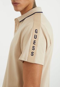 Guess SS PAUL TAPE  - Pólóing - beige