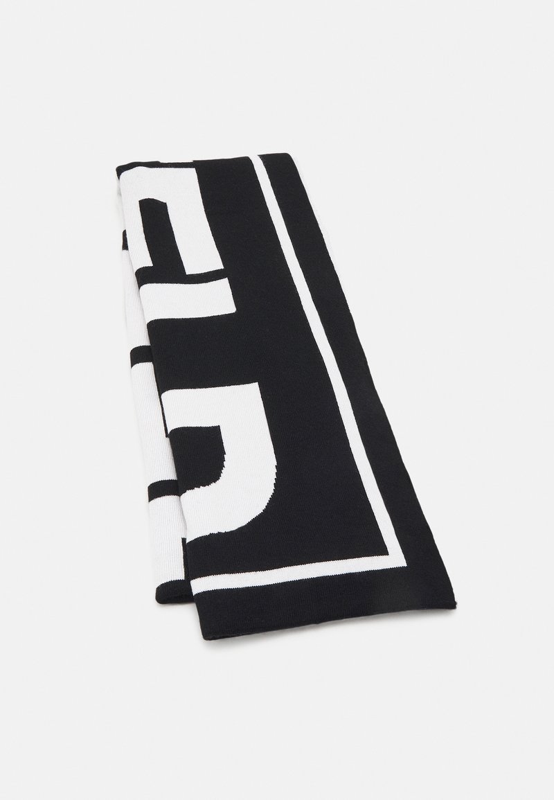 Écharpe tricotée en noir et blanc avec un motif de logo audacieux, dotée d'une texture douce et d'une forme rectangulaire. Se plie proprement pour le rangement.