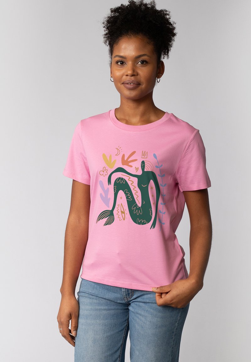 Rosa T-Shirt mit kurzen Ärmeln aus Baumwolle, mit einem grünen Meerjungfrau-Grafik, umgeben von bunten abstrakten Formen und Linien. Einfaches Rundhalsausschnitt-Design.