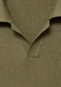Tissu tricoté côtelé vert olive, avec un col en V et un col court. Présente une surface texturée et des variations subtiles d'ombrage.