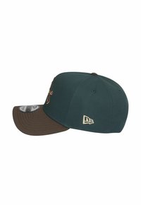 Dunkelgrünes Baseballcap mit einem braunen Schirm, verziert mit farbiger Stickerei auf der Vorderseite und einem Logo an der Seite. Strukturierter Entwurf und strukturierter Stoff.