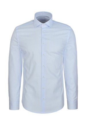 Herenoverhemd met lange mouwen, lichtblauwe verticale strepen, knoopsluiting aan de voorkant en een klassieke kraag op een witte achtergrond.