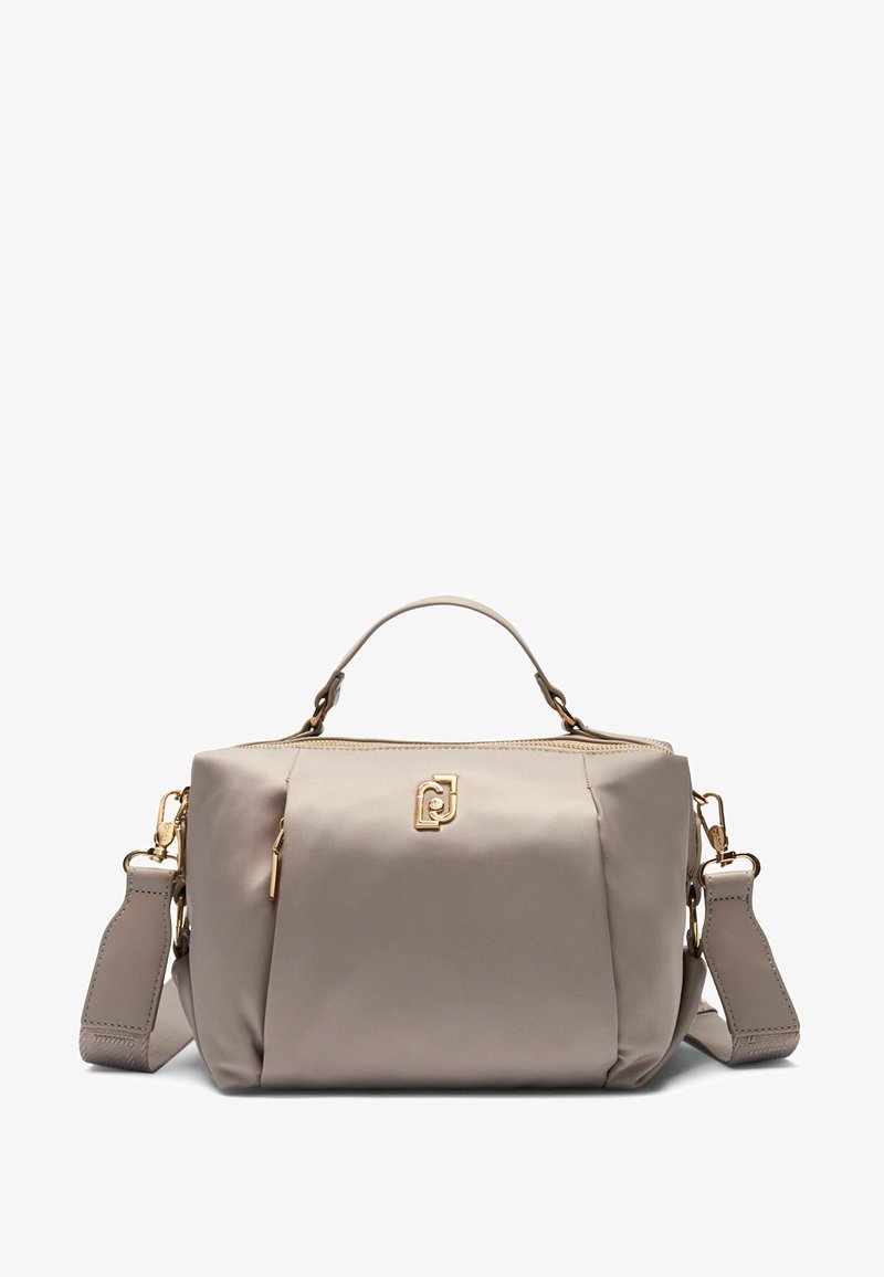 Beige nylon handtas met gouden hardware, een hoofdritssluiting, korte hengsels en een afneembare schouderriem. Heeft een logoaccent aan de voorkant.