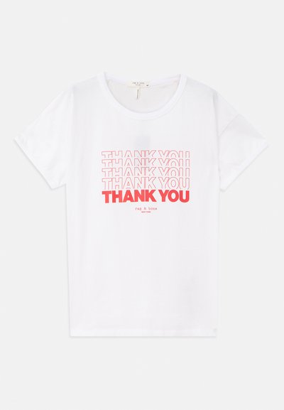 Camiseta de algodón blanca con múltiples gráficos de "GRACIAS" en rojo, con cuello redondo y mangas cortas. Texto en diferentes tamaños de fuente.