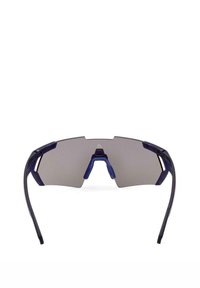 Occhiali da sole con una grande montatura angolare di colore blu scuro. Presentano lenti colorate, semi-riflettenti e un design aerodinamico per una migliore visibilità.