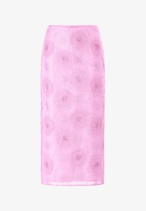 Rožinė iki kelių ilgio sijonas su sluoksniuota gėlių nėrinių raštu ir tekstūriniais gėlių detalėmis.