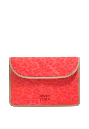 Prostokątna kopertówka w jasnym różowym kolorze z pomarańczowymi plamami w panterkę, beżowym wykończeniem oraz haftowanym logo "BIMBA Y LOLA" na przednim klapie.