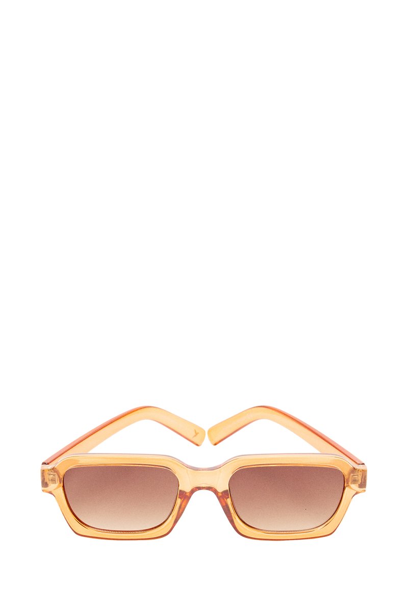 Okulary przeciwsłoneczne z przezroczystą pomarańczową oprawą, kwadratowymi soczewkami o gradientowym brązowym odcieniu oraz cienkimi, skośnymi zausznikami.