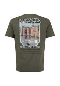 Camiseta de algodón verde oliva con una gran impresión gráfica de una escena de canal con edificios, y texto en blanco y negro en la parte posterior.