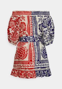 Vestido off-shoulder con mangas abullonadas en tejido rojo, azul y crema. Presenta patrones florales, una cintura ceñida y un dobladillo con volantes.