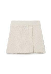 Jupe en maille torsadée crème avec taille côtelée, dotée d'une fermeture à boutons et de motifs en diamants texturés. Matière douce et chaude en mélange de laine.