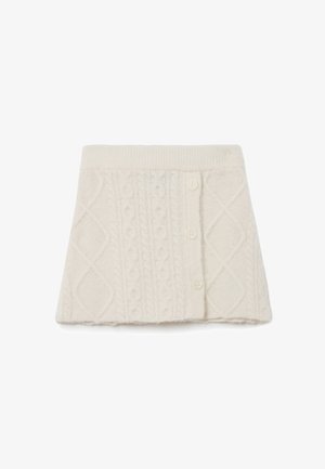 Crème kabelbreiprok met een ribgebreide tailleband, voorzien van knoopsluiting en structurele ruitpatronen. Zachte, warme wolmix.