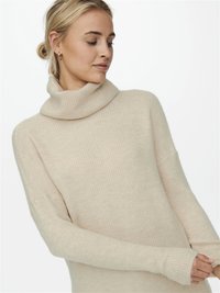 Bež turtleneck pulover s rebrastom teksturom, dugim rukavima i opuštenim krojem. Mekani materijal i suptilna boja prikladni za slojevanje.