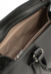 Borsa a mano in pelle nera con esterno testurizzato, dotata di un interno foderato in beige, molteplici scomparti e chiusura a zip.