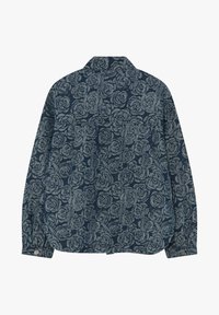 Denim jakna z dolgimi rokavi, ki ima celoten modri rožni cvetlični vzorec in zapete manšete, prikazana s hrbtne strani.