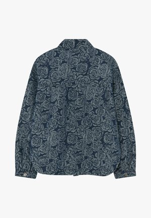 Jachetă din denim cu mâneci lungi, prezentând un model floral cu trandafiri albastre pe întreaga suprafață și manșete cu nasturi, văzută din spate.