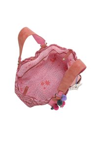 Borsa tote rosa con tessuto a fantasia, manici in scamosciato e design floreale interno. Presenta pompon decorativi e dettagli in metallo.