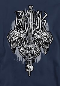 Schwarz-weißes Grafik-T-Shirt mit einem stilisierten Design von drei Drachenköpfen, einem Schwert in der Mitte und abstrakten Spritzern auf navyblauem Stoff.