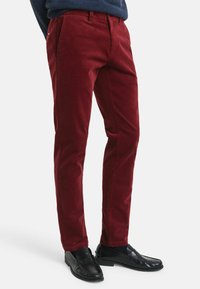 Bordeaux kleurige corduroy broek met een slim fit, voorzien van een klassieke vijf-pocket ontwerp en subtiele stikseldetails, gecombineerd met zwarte instappers.