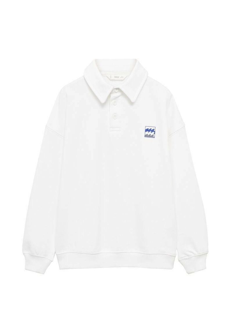 Weißes Langarm-Polohemd mit klassischem Kragen, das ein kleines blaues Wellenmotiv auf der linken Brust und gerippte Bündchen aufweist.
