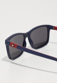Tommy Hilfiger UNISEX - Ochelari de soare - blue