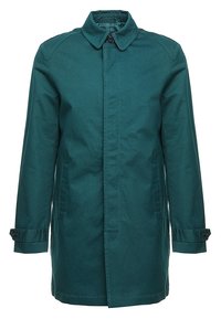 Abrigo de hombre de manga larga en verde azulado con cuello, botones frontales ocultos, bolsillos laterales y puños con strap abotonados.