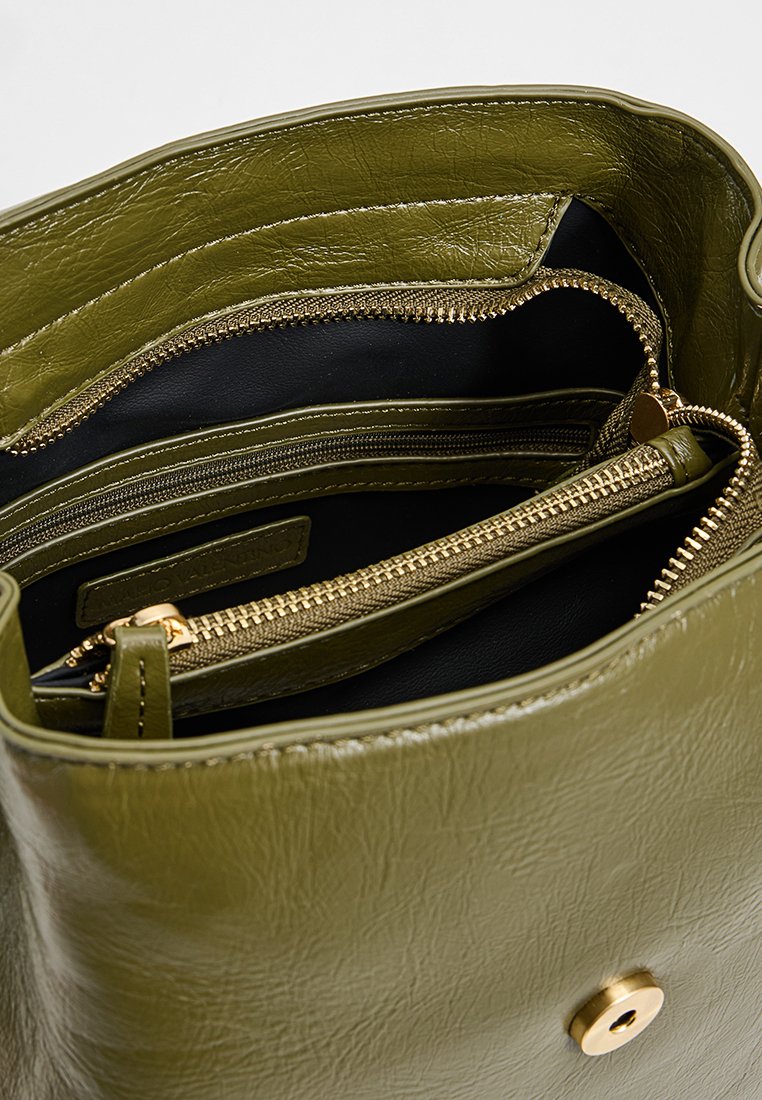 Olivgrüne, strukturierte Kunstledertasche mit goldfarbener Hardware, mit Reißverschluss versehenen Fächern und einem glatten schwarzen Innenfutter.