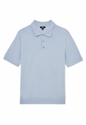 Hellblaues Kurzarm-Poloshirt mit drei Knöpfen und spitzem Kragen, flach auf einem weißen Hintergrund liegend dargestellt.