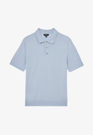 Hellblaues Kurzarm-Poloshirt mit drei Knöpfen und spitzem Kragen, flach auf einem weißen Hintergrund liegend dargestellt.