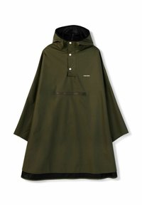 Khaki vihreä poncho hupulla, jossa on puolittainen nappilista, mustat yksityiskohdat helmassa ja vetoketjullinen tasku edessä.