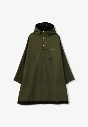 Khaki-grön poncho med huva, som har en halv knäppning, svarta detaljer vid fållen och en ficka med dragkedja på framsidan.